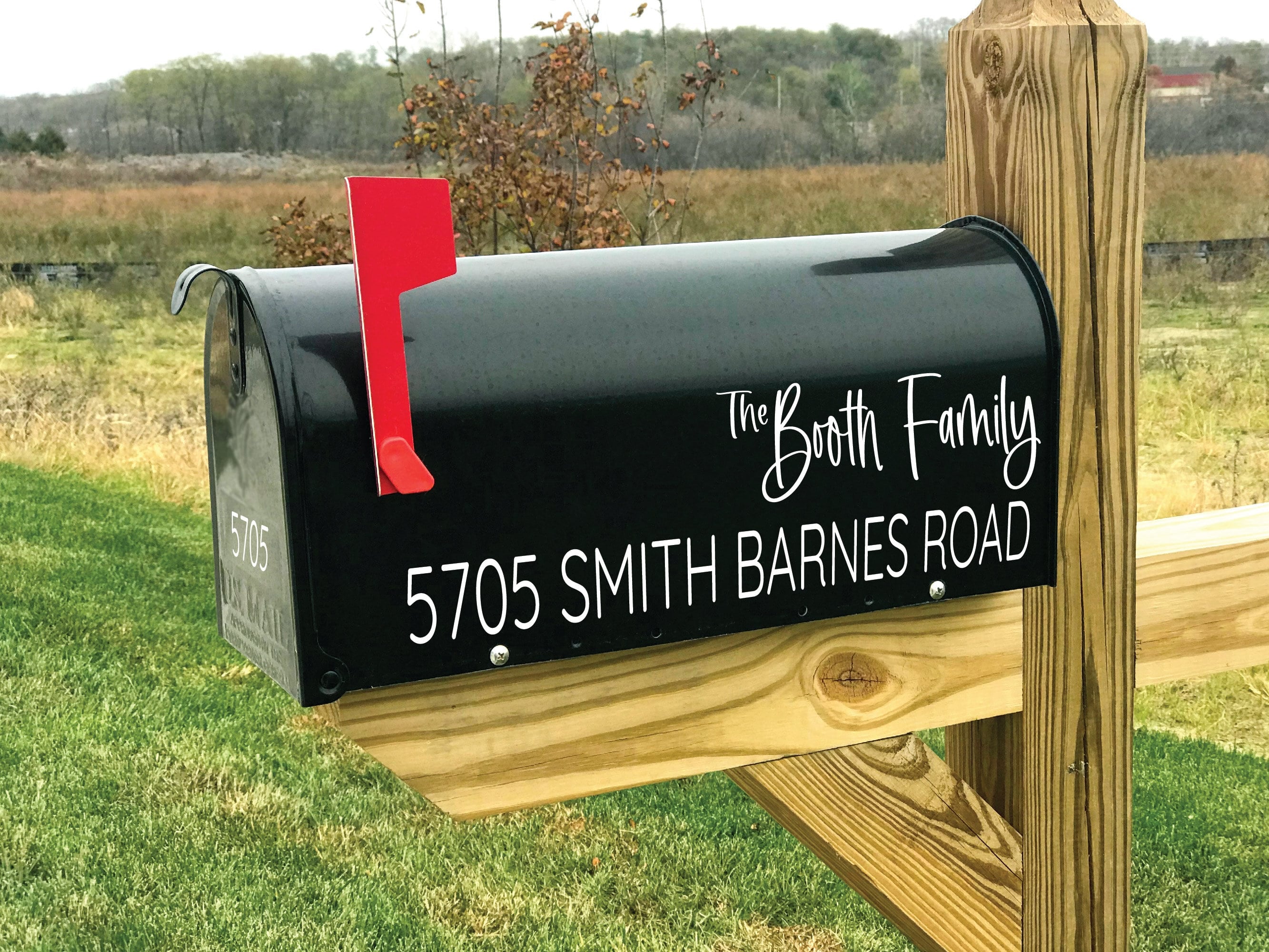 the smith family decal on black metal mailbox